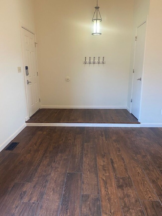 Building Photo - 3 Bedroom Tri-level in Woodland Hills