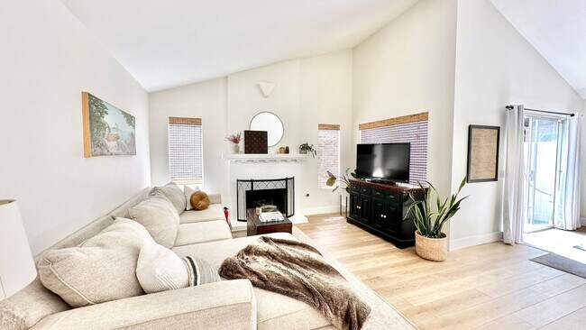 Foto del edificio - Beautifully Updated Single-story Condo in the Desirable and Peaceful Los Arbolitos No. 8 Communit...