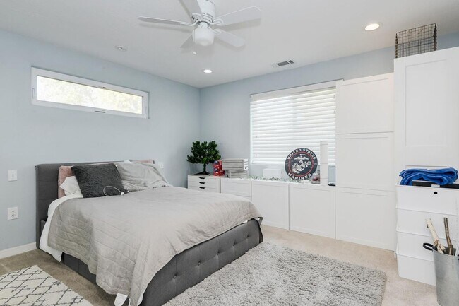 Foto del edificio - BRIGHT, OPEN LAYOUT SUNNYVALE HOME