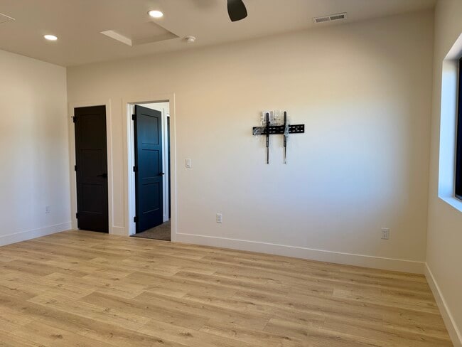 Building Photo - 2717 S Howard Ln