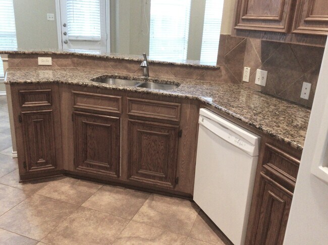 Foto del edificio - 2718 Lakecrest Way Dr