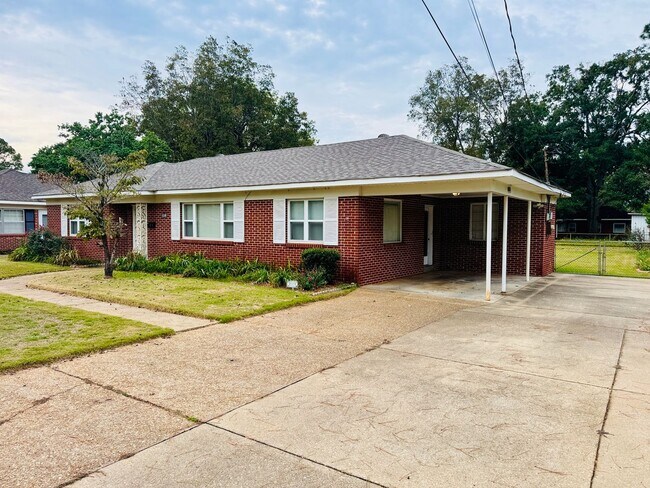Building Photo - Charming 3 Bedroom / 1 Bath Home with Orig...