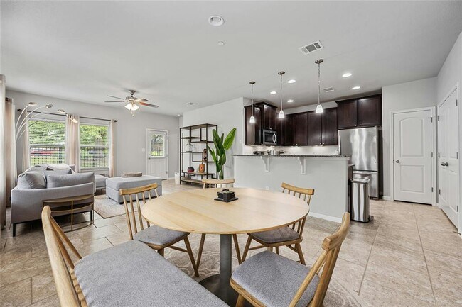Foto del edificio - 2214 S Lakeline Blvd