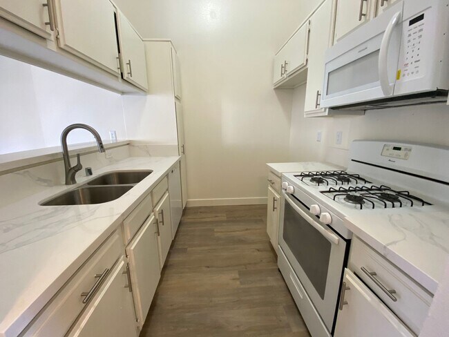 Foto del edificio - 15520 Foothill Blvd