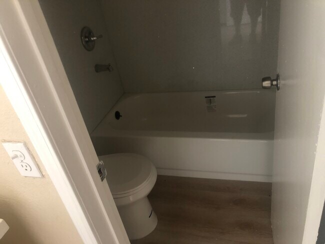 Foto del edificio - 16105 Eucalyptus Ave