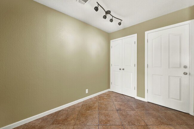 Foto del edificio - Great updated unit close to everything
