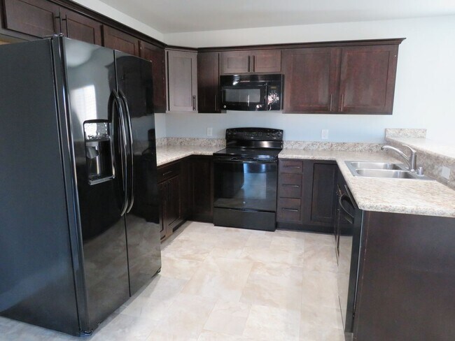 Building Photo - 4 Bedroom Townhome in River Pointe Subdivi...