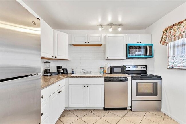 Building Photo - 6850 Royal Palm Blvd