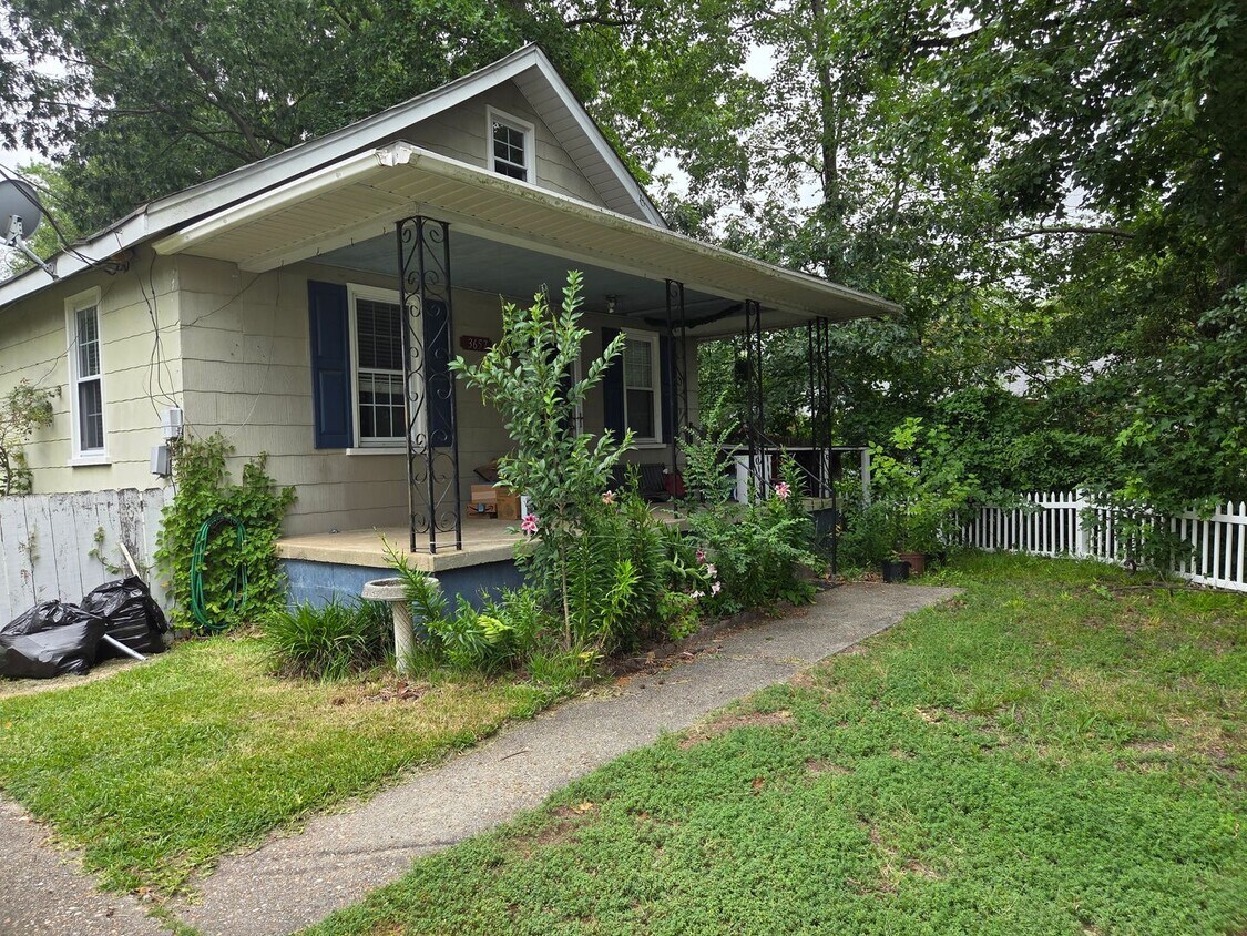 Foto principal - 3bd/1ba Cottage on private street with a s...