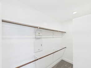 Building Photo - 754 W Donovan St