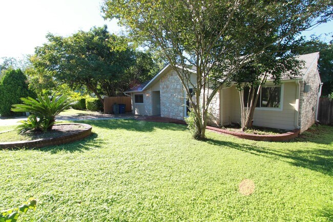 Foto del edificio - Southeast Austin Home with Vaulted Ceilings, Bonus Room & Private Backyard