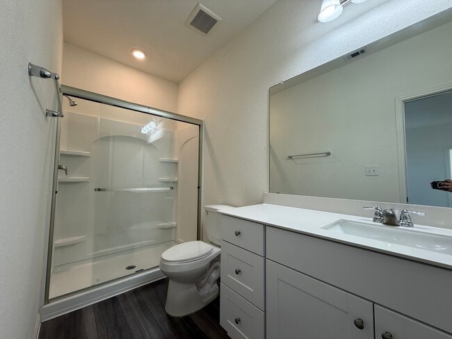 Foto del edificio - 195 Parkers Pond Path