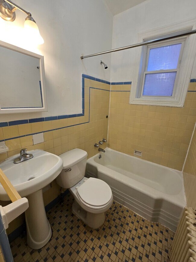 Foto del edificio - 2 bed 1 bath with W/D in unit