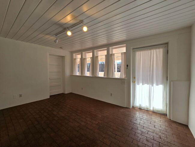 Building Photo - 808 Agua Fria St