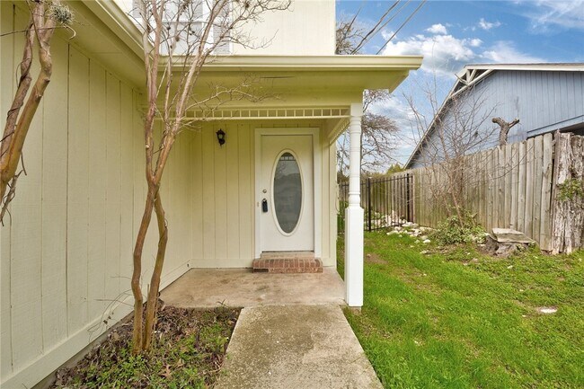 Foto del edificio - 6102 Parkwood Dr