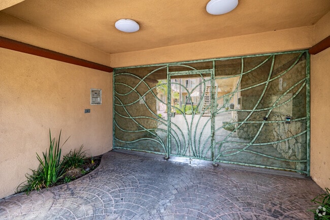 Building Photo - 316 Gladys Ave.