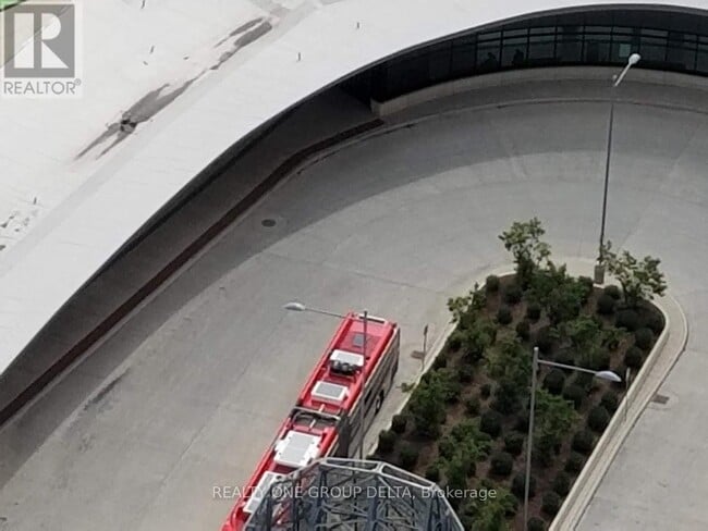 Building Photo - 898 Portage Master Bedrm Pky