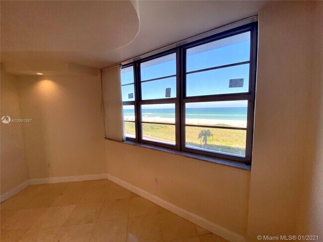 Foto del edificio - 5825 Collins Ave