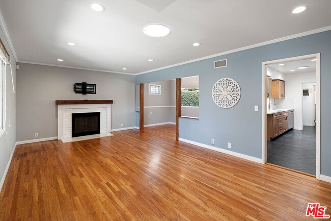 Building Photo - 826 Crestfield Dr