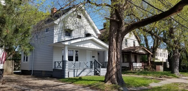 Building Photo - Old Brooklyn - 3 Bedroom Single Family Home