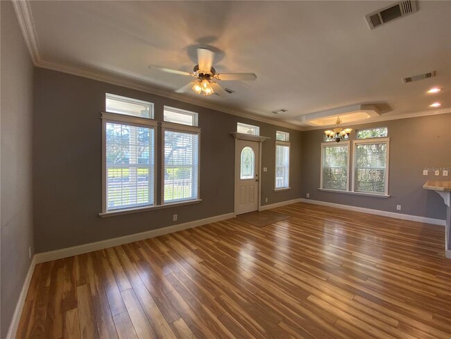 Building Photo - 653 Symonds Ave