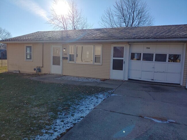 Foto del edificio - 704 E Cedar Ln