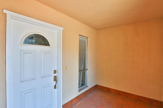 Building Photo - 2915 S Country Club Way