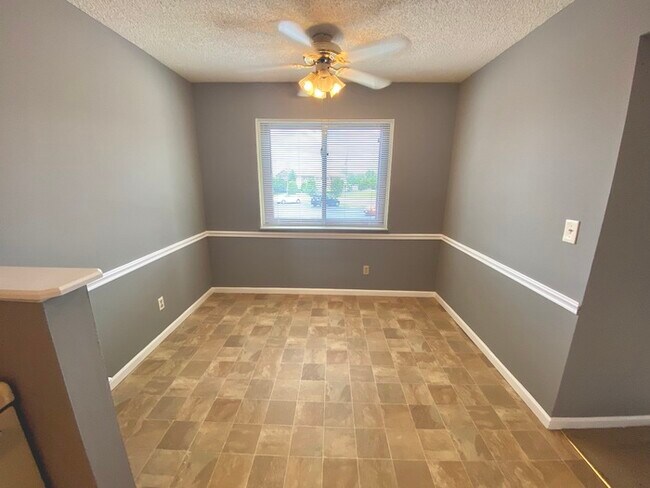 Building Photo - Updated 2 Bedroom Fairfield Condo