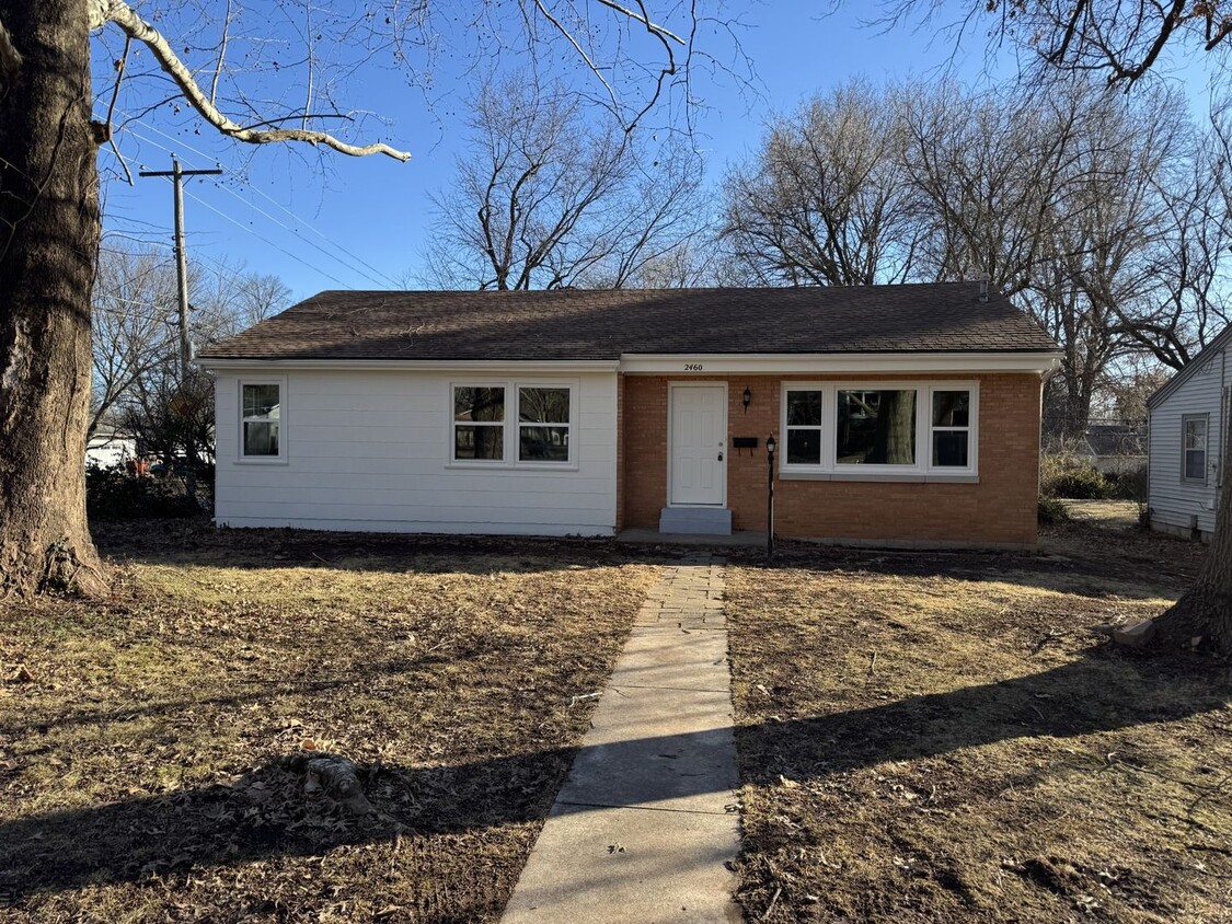 Primary Photo - Update 3 bedroom Home in great location, A...