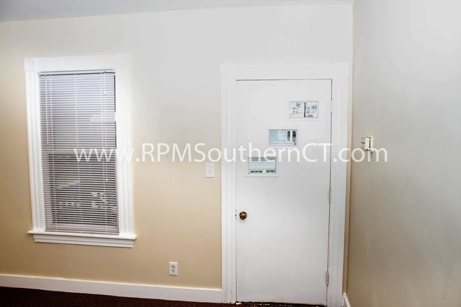 Foto del edificio - 4 bedroom in Ansonia CT 06401