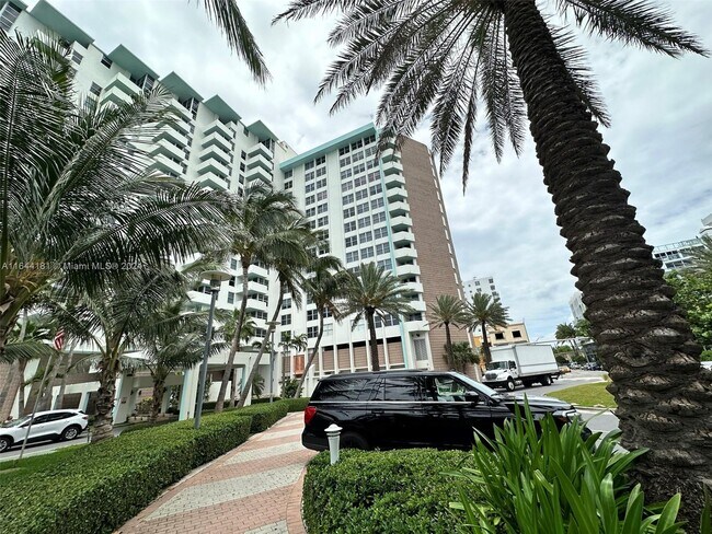 Building Photo - 2899 Collins Ave