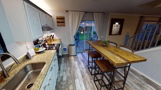 Building Photo - 6616 Piedras Blanco Dr