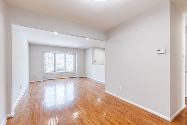 Foto del edificio - Welcome to this beautiful 3bd 3.5bth brick-front townhome in the highly sought-after Copperfield ...