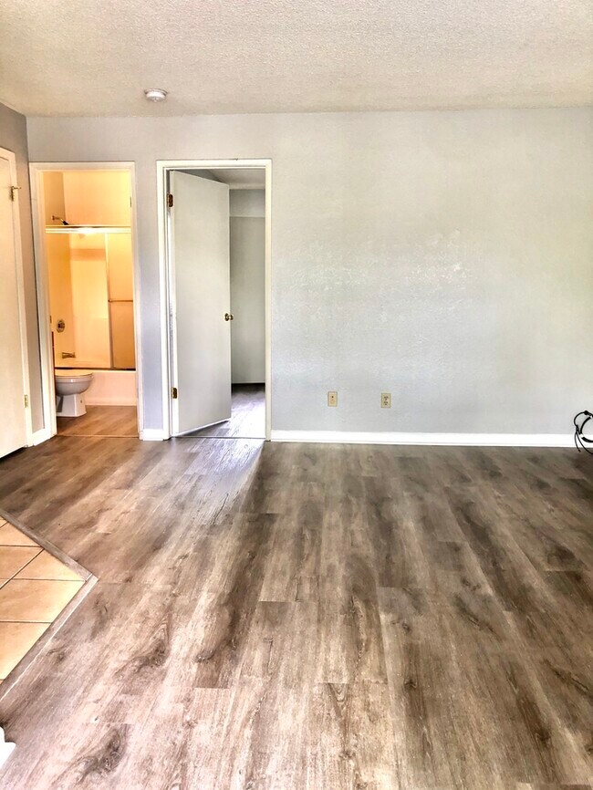 Foto del edificio - North Oak Park 1 Bedroom - Gated Community