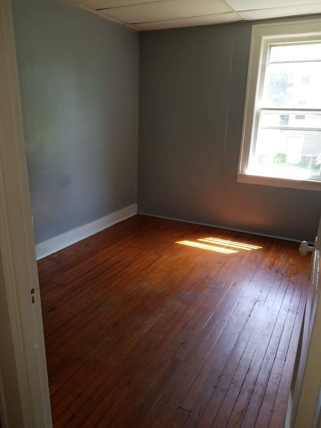 Building Photo - 1st floor 2 bedroom apartment