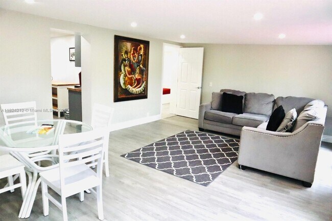 Foto del edificio - 817 NW 30th Ct