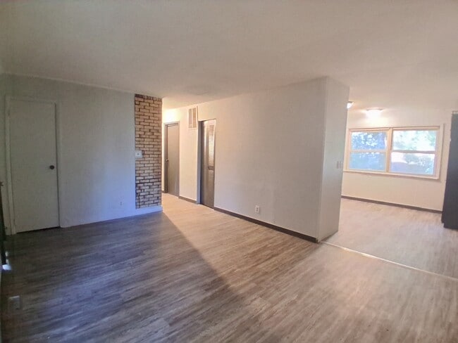 Building Photo - 1102 Harmon St