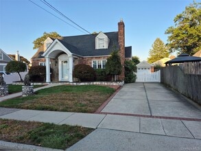 Building Photo - 17 Cedar Dr