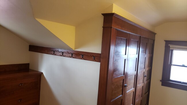 Building Photo - Beautiful craftsman style farmhouse outsid...