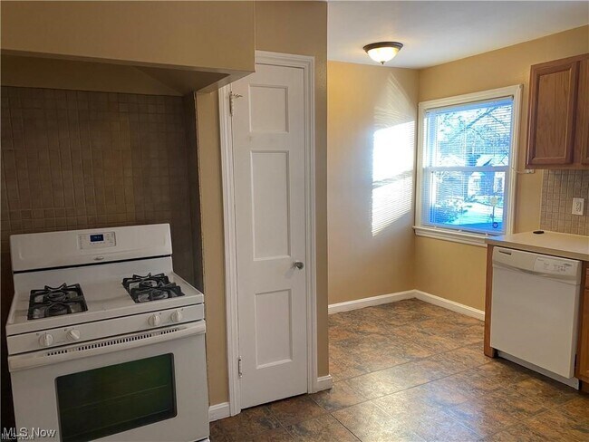 Foto del edificio - 2388 Ashurst Rd
