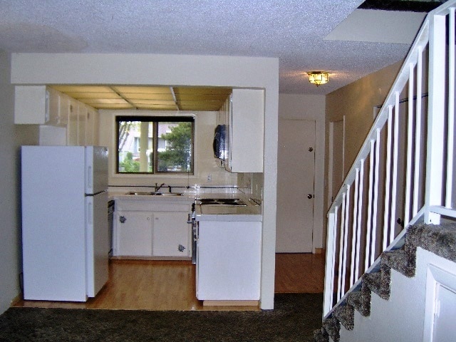 Building Photo - Cozy Townhouse! Water Sewer and Garbage Included!