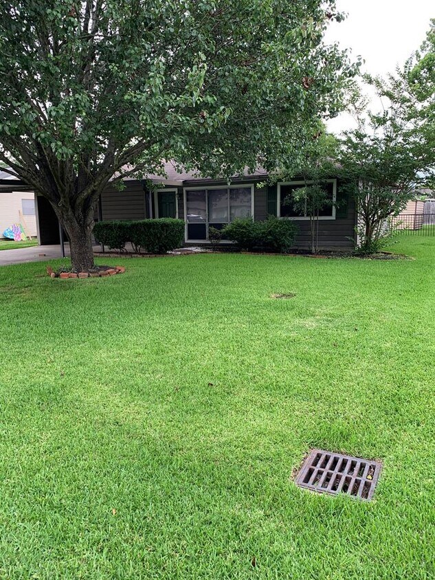 703 S 7th St, Nederland, TX 77627 House for Rent in Nederland, TX