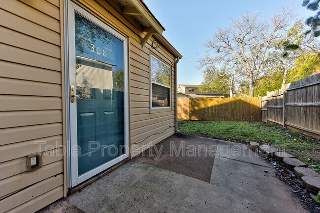 Building Photo - 308 Vicksburg Cir