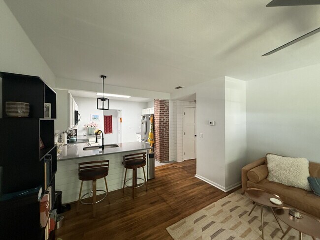 Foto del edificio - AVAILABLE EARLY JULY:  UPDATED 2 BEDROOM 1...