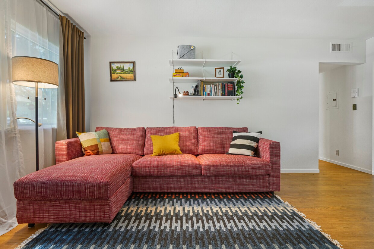 Foto principal - 5853 Bowcroft St
