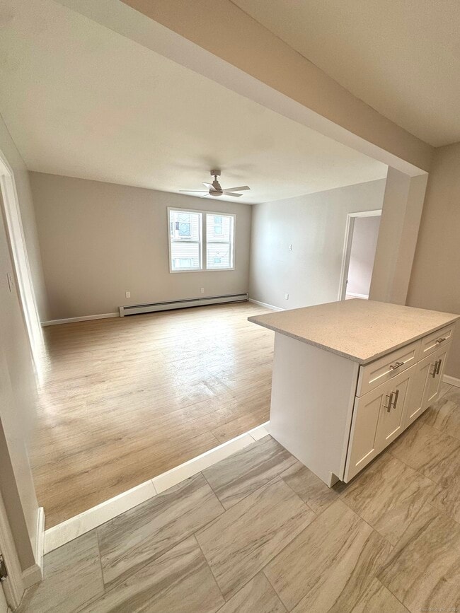 Foto del edificio - 24 Woodbury Ave