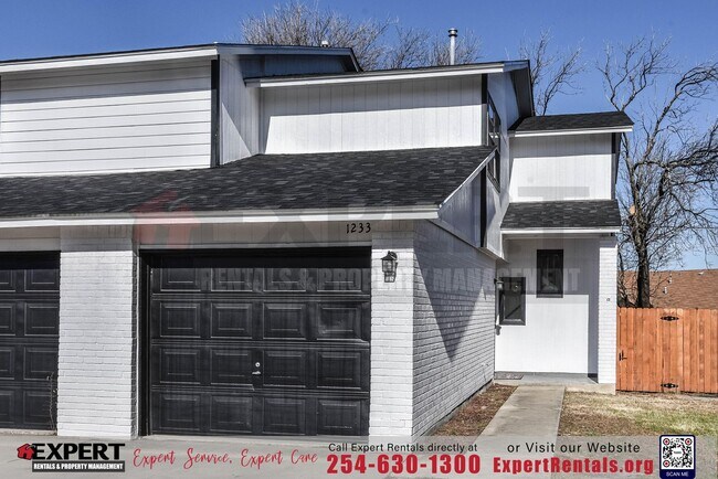 Building Photo - 1233 Royal Crest Dr