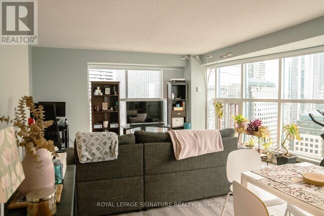 Photo du bâtiment - 77 Harbour Square