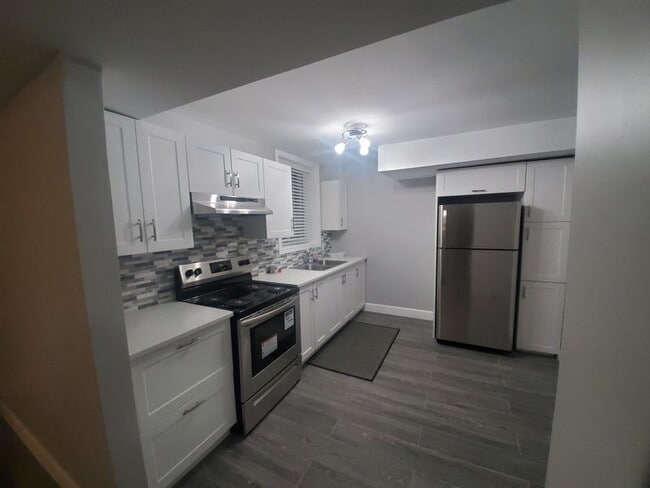 Building Photo - 551 Lansdowne Dr