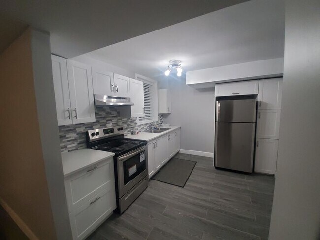 Photo du bâtiment - 551 Lansdowne Dr